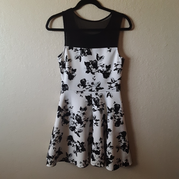 Trixxi floral patterned party dress, medium - Picture 2 of 5